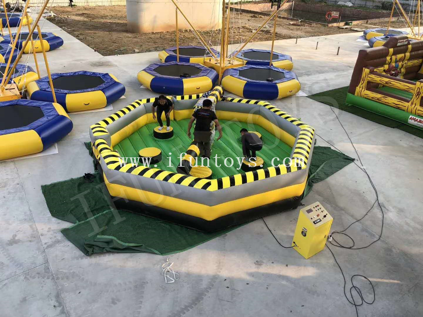 Interactive Inflatable Meltdown Challenge Last Man Standing Game / Wipeout Jump
